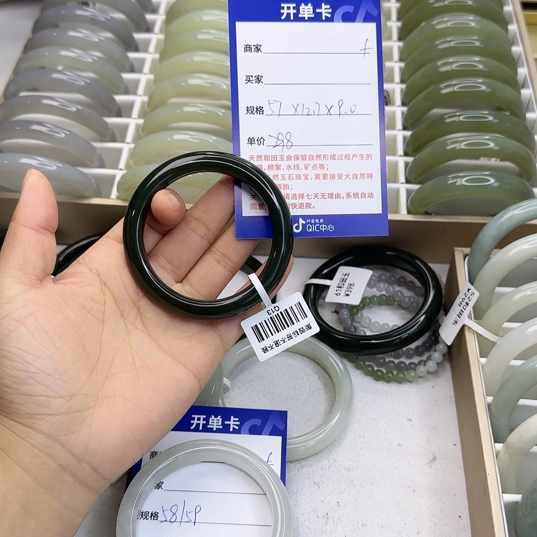 和田玉未镶嵌手镯