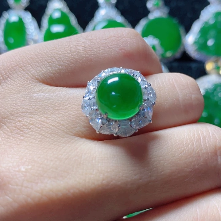 翡翠颈饰18K金镶嵌18。