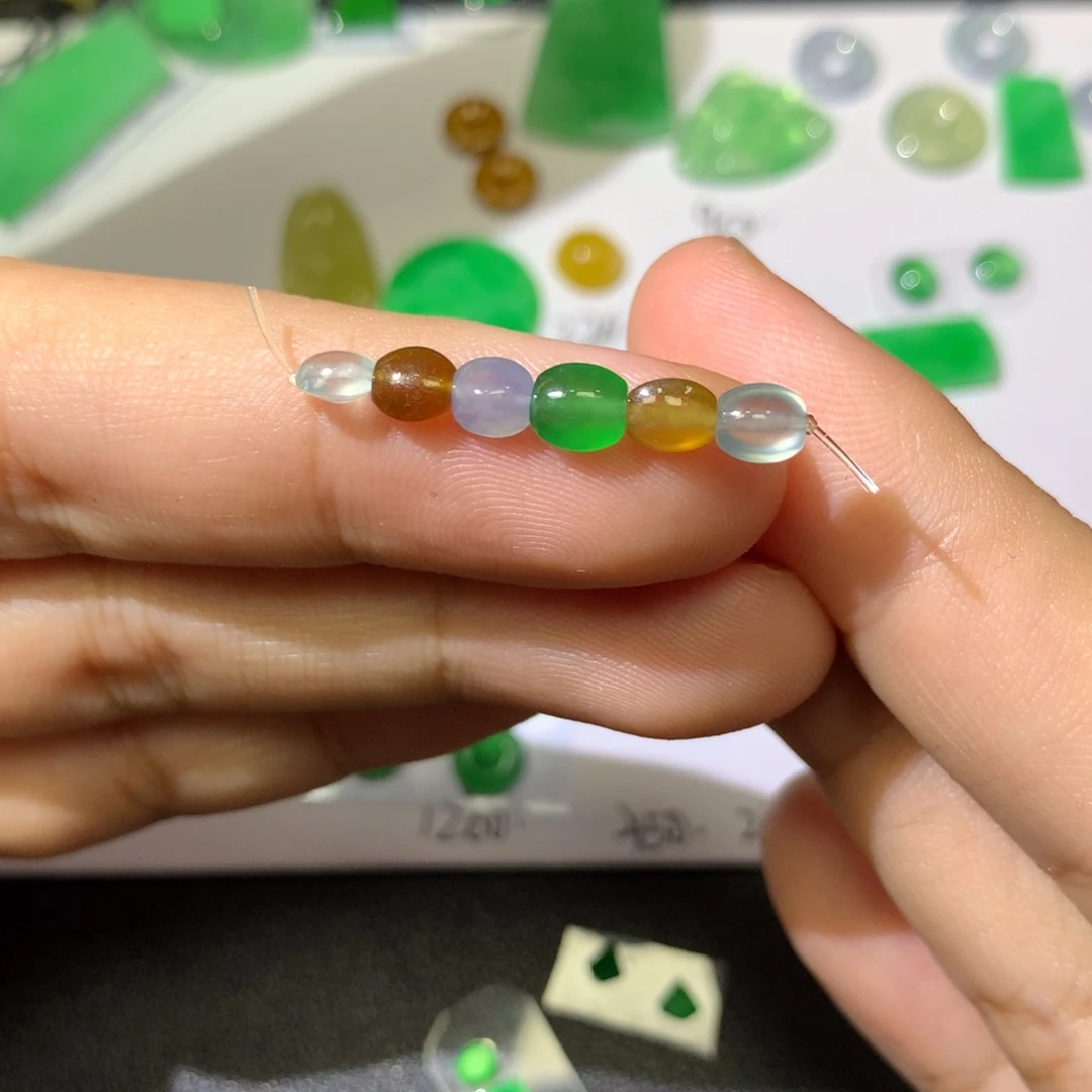 颈饰未镶嵌翡翠珠子