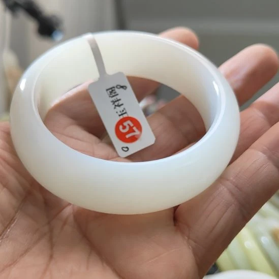 财***儿和田玉未镶嵌手镯