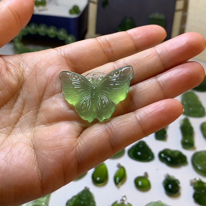 岫玉未镶嵌颈饰吊坠