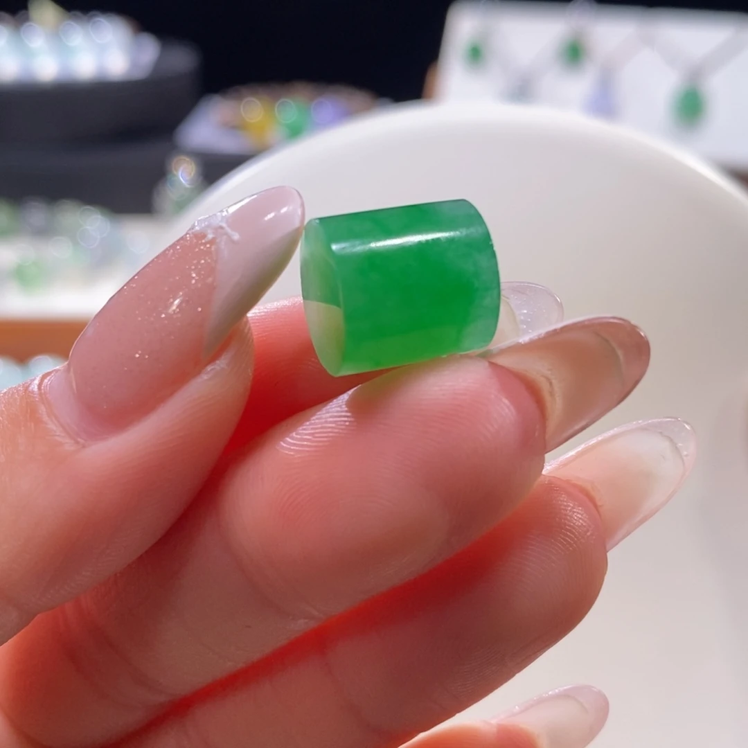 翡翠未镶嵌颈饰翡翠冰辣绿色桶珠