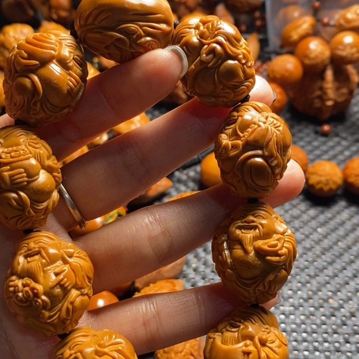 吊坠橄榄核披****陈八方财神