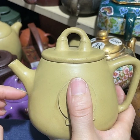 茶壶紫砂原矿泥料手工制作的一把紫砂壶。