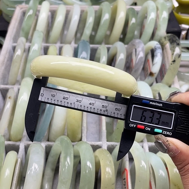 蛇纹石玉未镶嵌手镯185