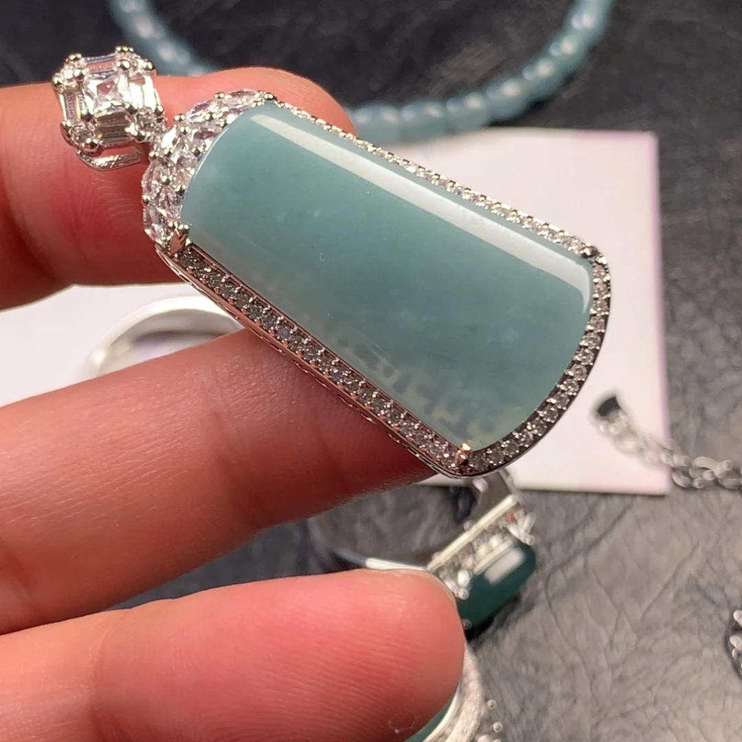 翡翠未镶嵌颈饰大无事牌