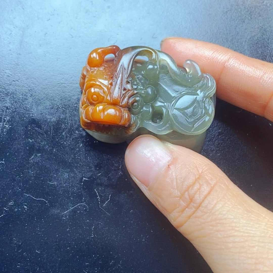 石英质玉（黄龙玉）未镶嵌颈饰