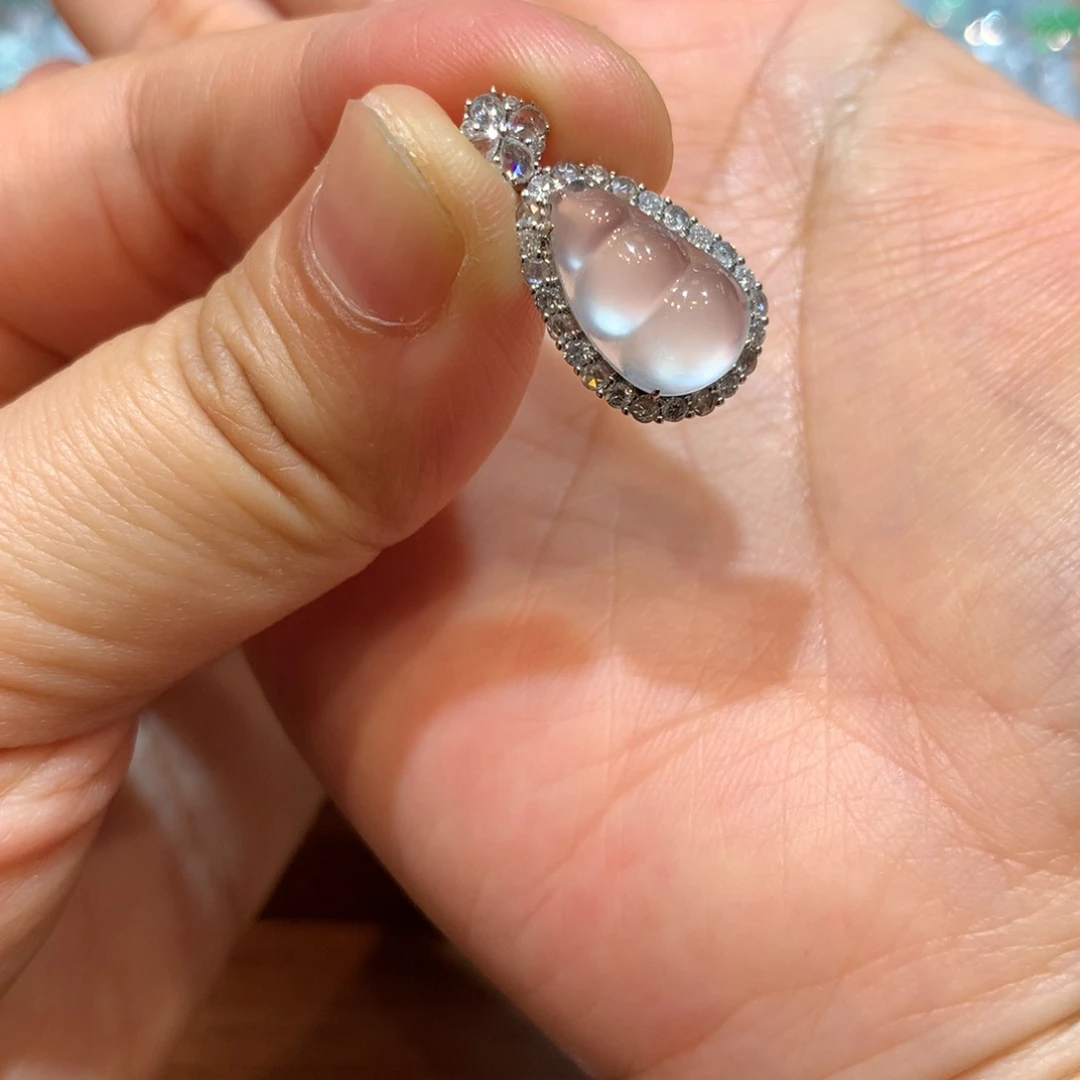 翡翠18K金镶嵌颈饰吊坠