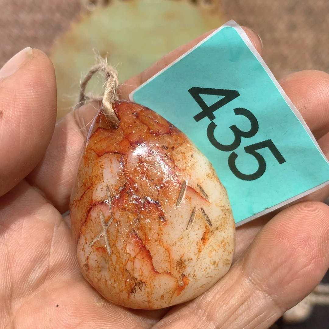 透闪石-蛇纹石玉未镶嵌颈饰