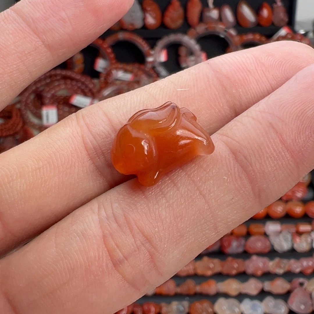 南红玛瑙未镶嵌颈饰趴趴兔