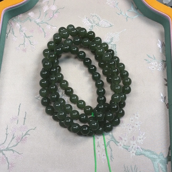 梅***姐和田玉未镶嵌颈饰