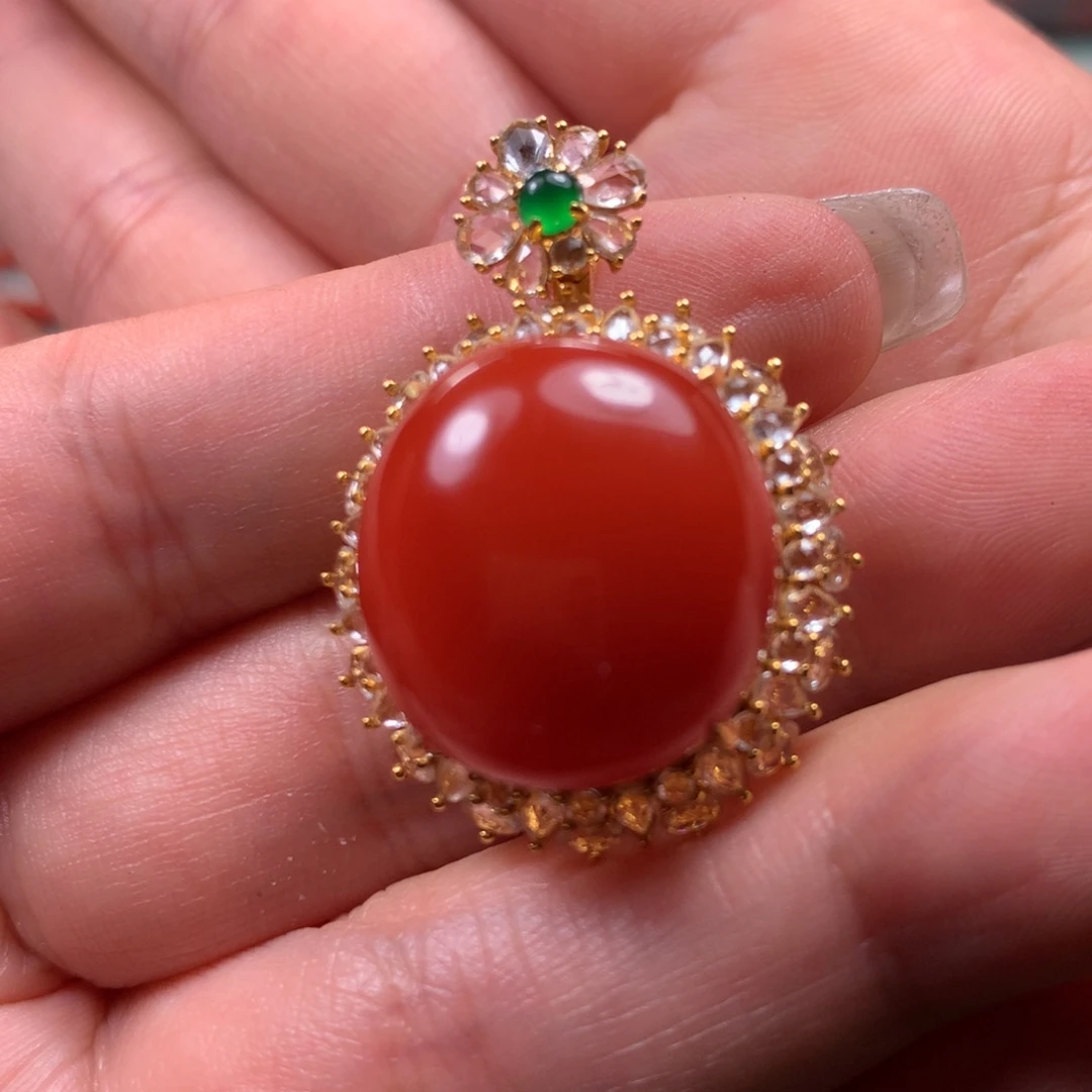 18K金镶嵌吊坠南红玛瑙