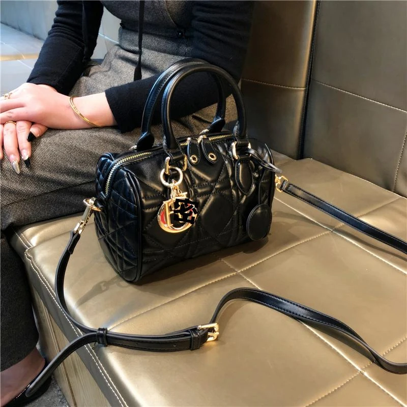 香港品牌高级质感2025新款时尚百搭手提单肩斜挎小圆筒枕头包