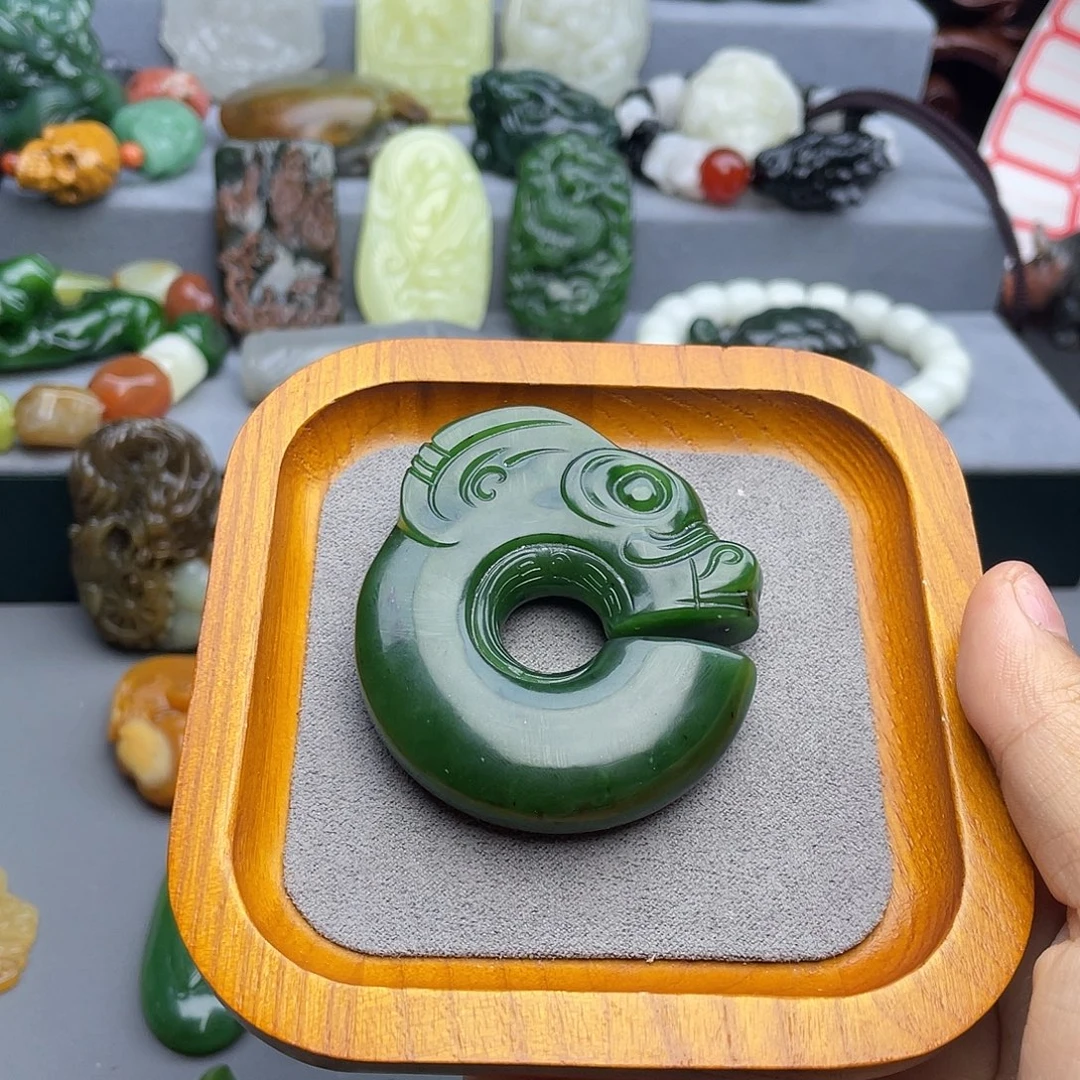 一***悔和田玉未镶嵌颈饰