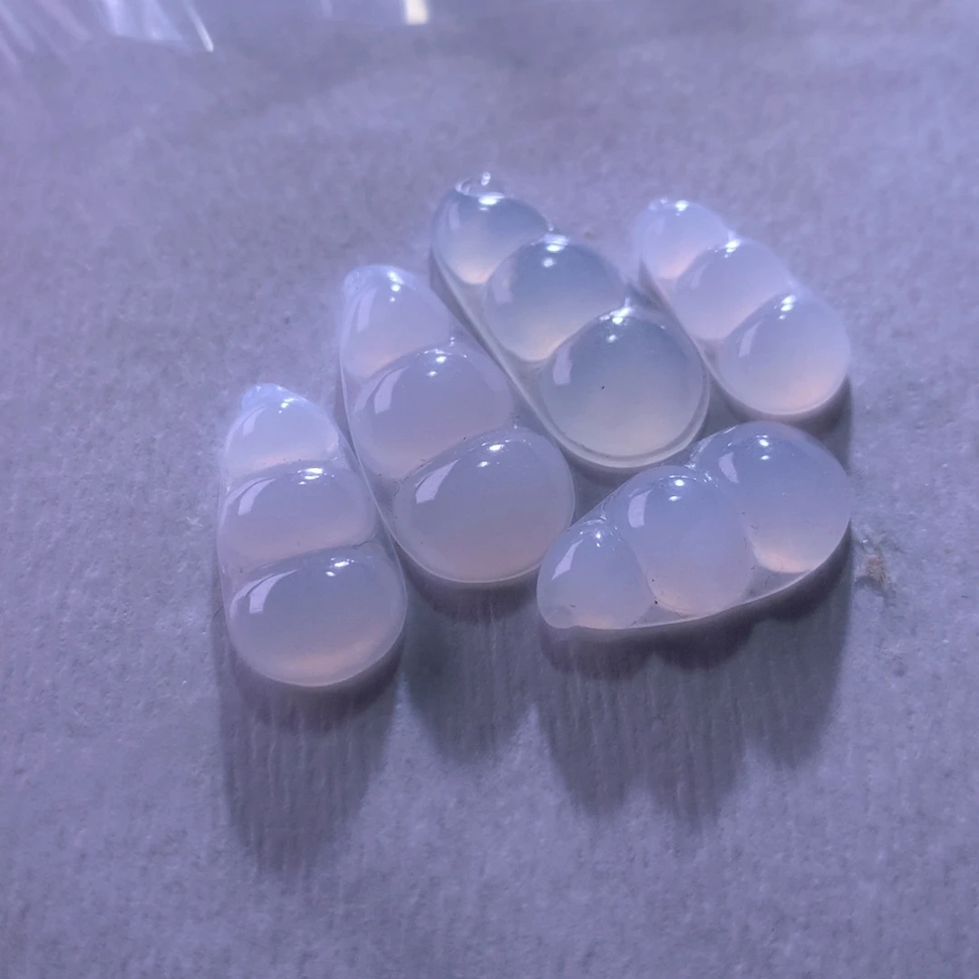 翡翠未镶嵌颈饰一手