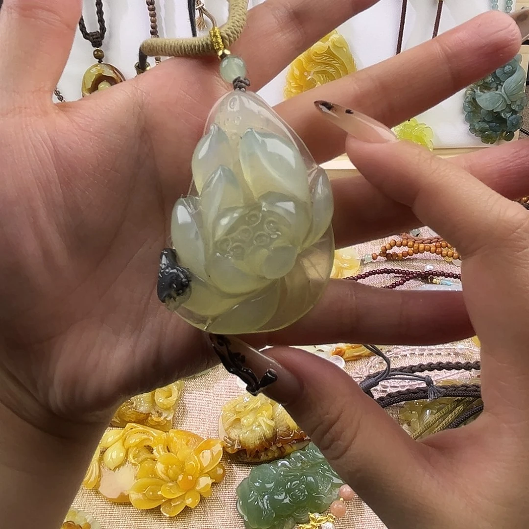 毛****岫玉合金纯手工雕刻吊坠