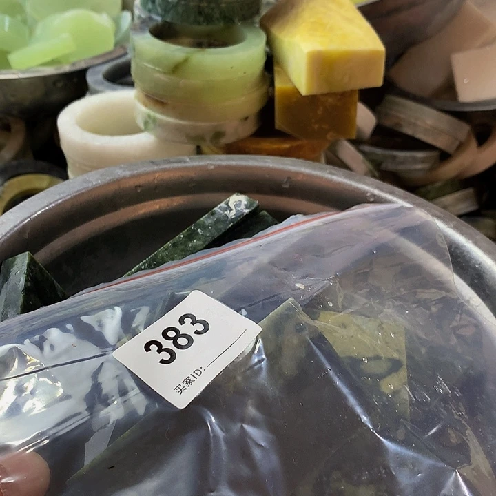 蛇纹石玉未镶嵌珠宝半成品一**志
