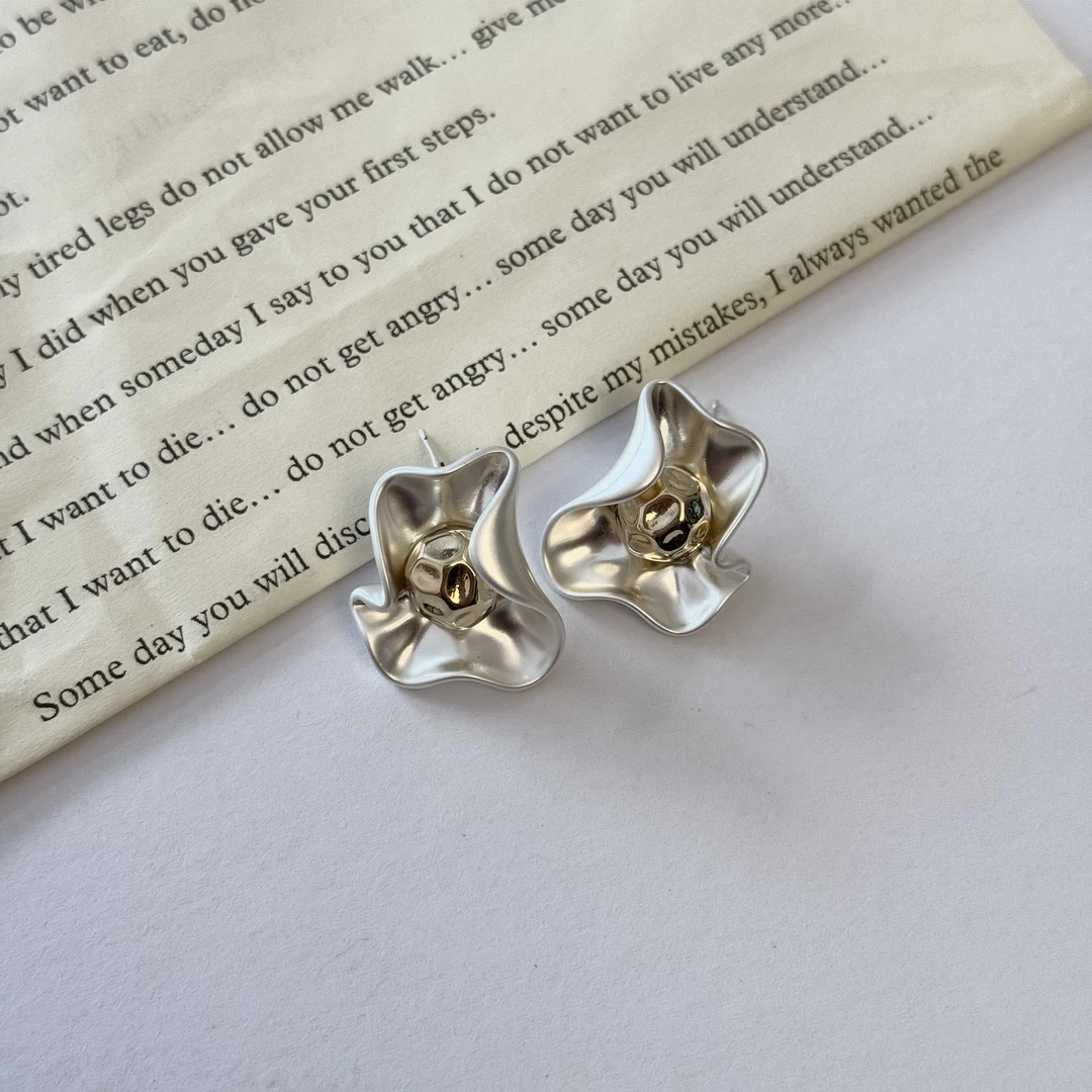 铜合金耳饰  小众设计感气质简约金属花瓣耳钉时尚轻奢高级耳饰