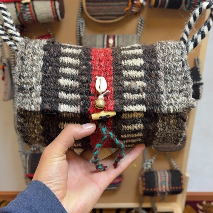 N***i手工圆桶牦牛毛包包