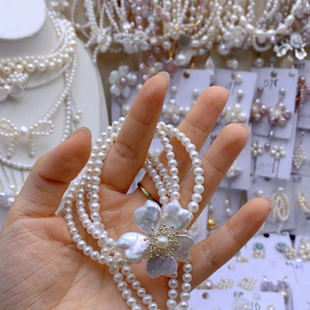 银S925镶嵌淡水珍珠胸饰富***。