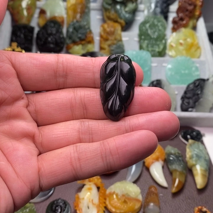 蛇纹石玉颈饰未镶嵌用****2