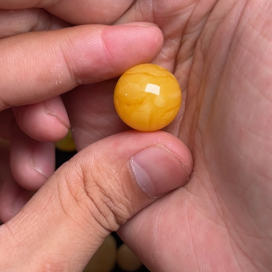 山***客琥珀未镶嵌裸石蜜蜡焦皮料17.5毫米无瑕疵