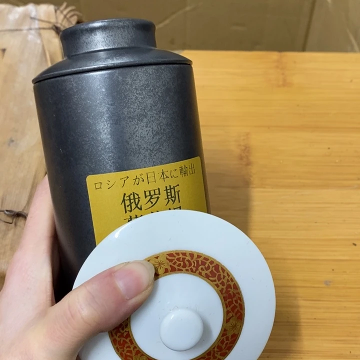 瓷片哈中工工艺品一件