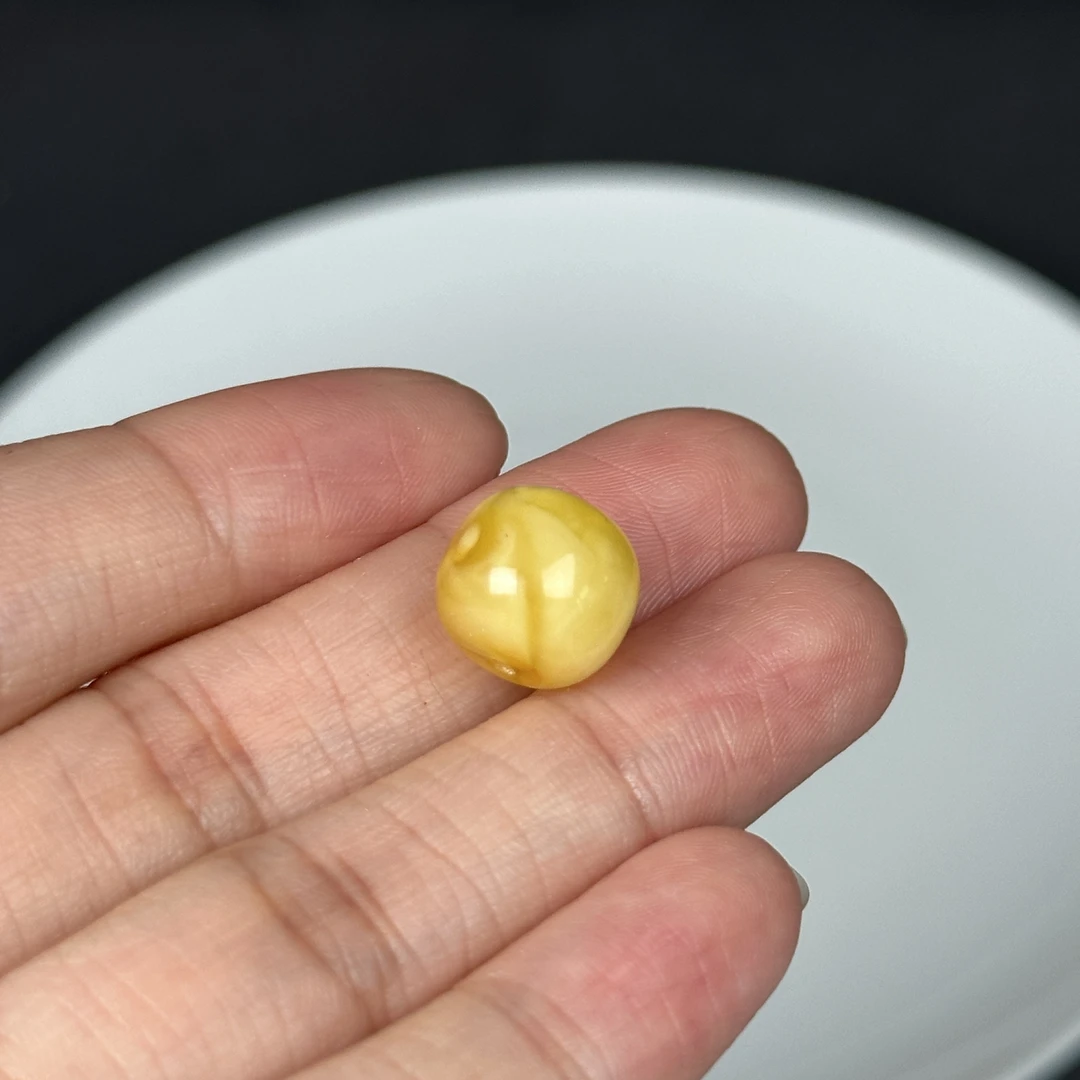 B2677天然原矿俄料蜜蜡 瑕疵墩子 11.5*10.2mm支持鉴定