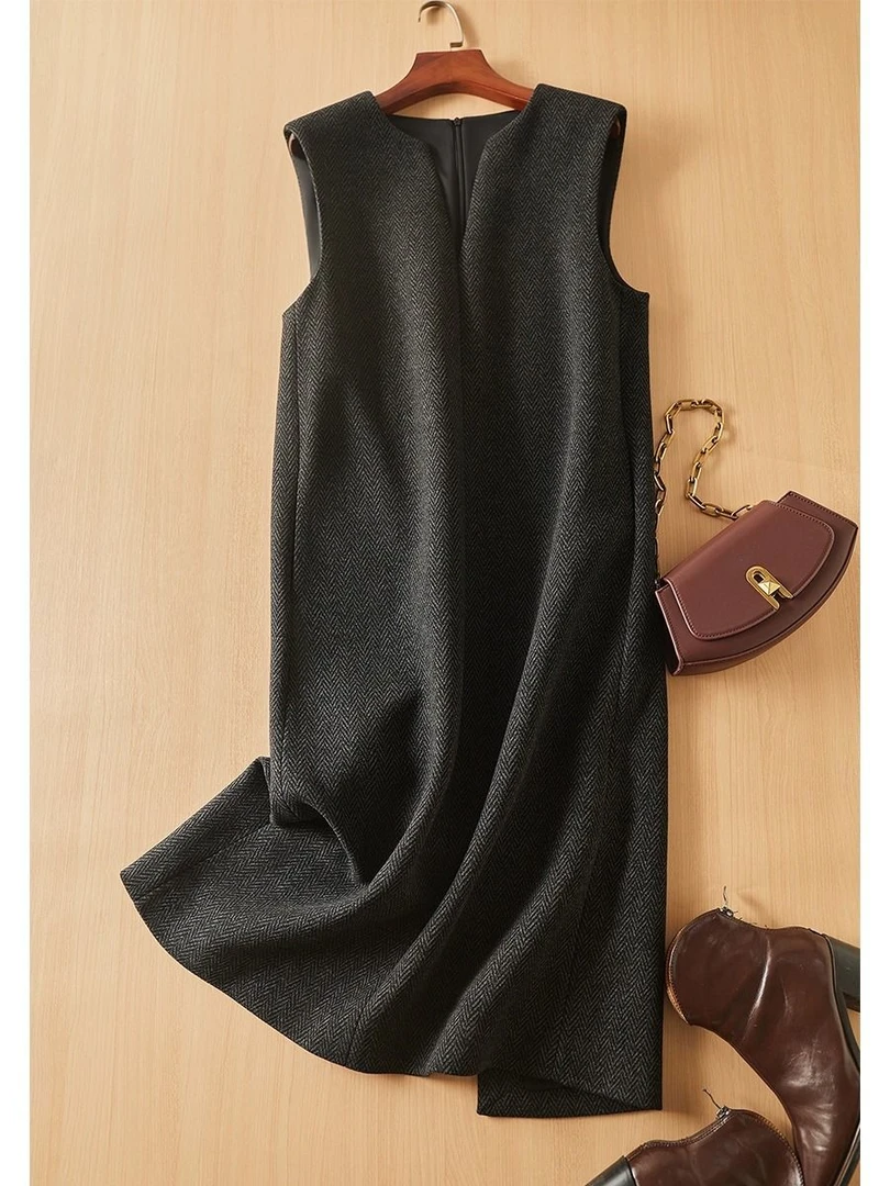 2025秋冬款韩版人字纹毛呢V领背心裙马甲连衣裙配大衣冬裙中长款