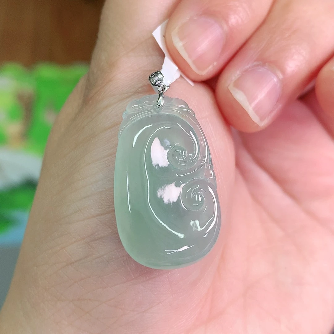 翡翠颈饰18K金镶嵌冰绿如意28*17*4.6