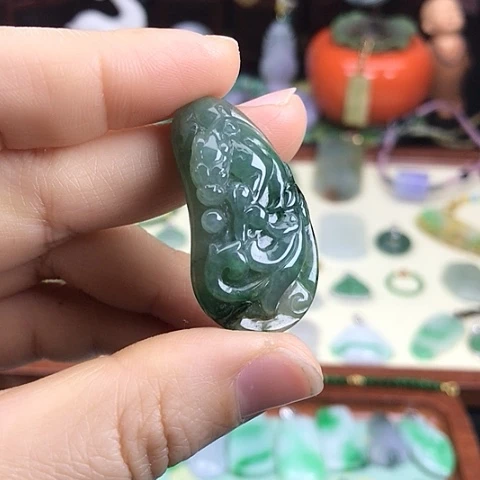 翡翠颈饰未镶嵌古龙