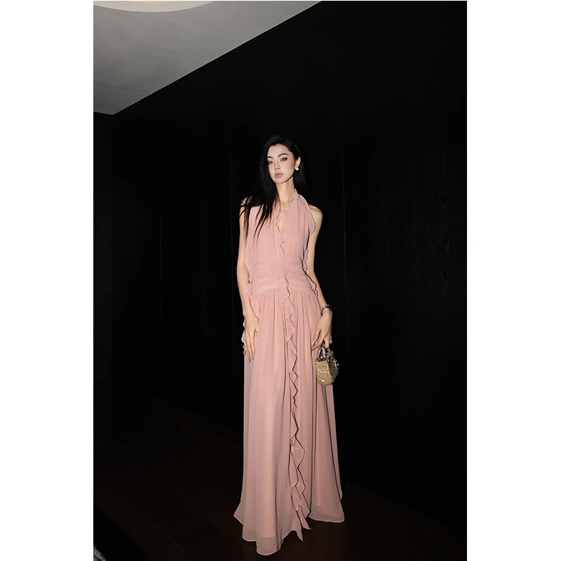 赵三观 粉色V领挂脖无袖露背连衣裙女夏2025新款花边设计感长裙子