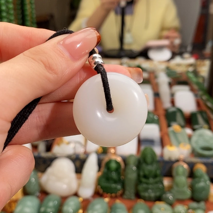 【闪购商品】吊坠(赠链)未镶嵌和田玉