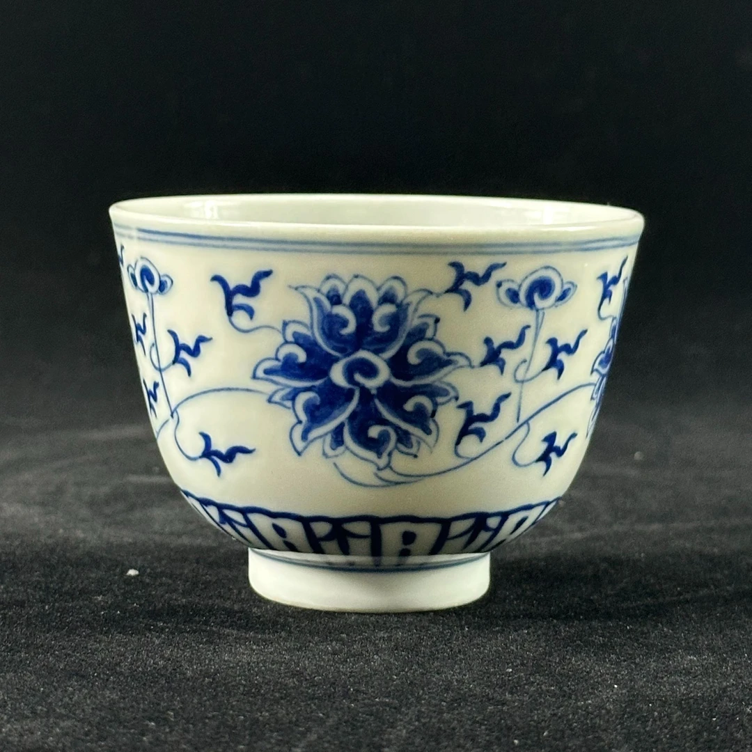 青花缠枝花卉纹杯