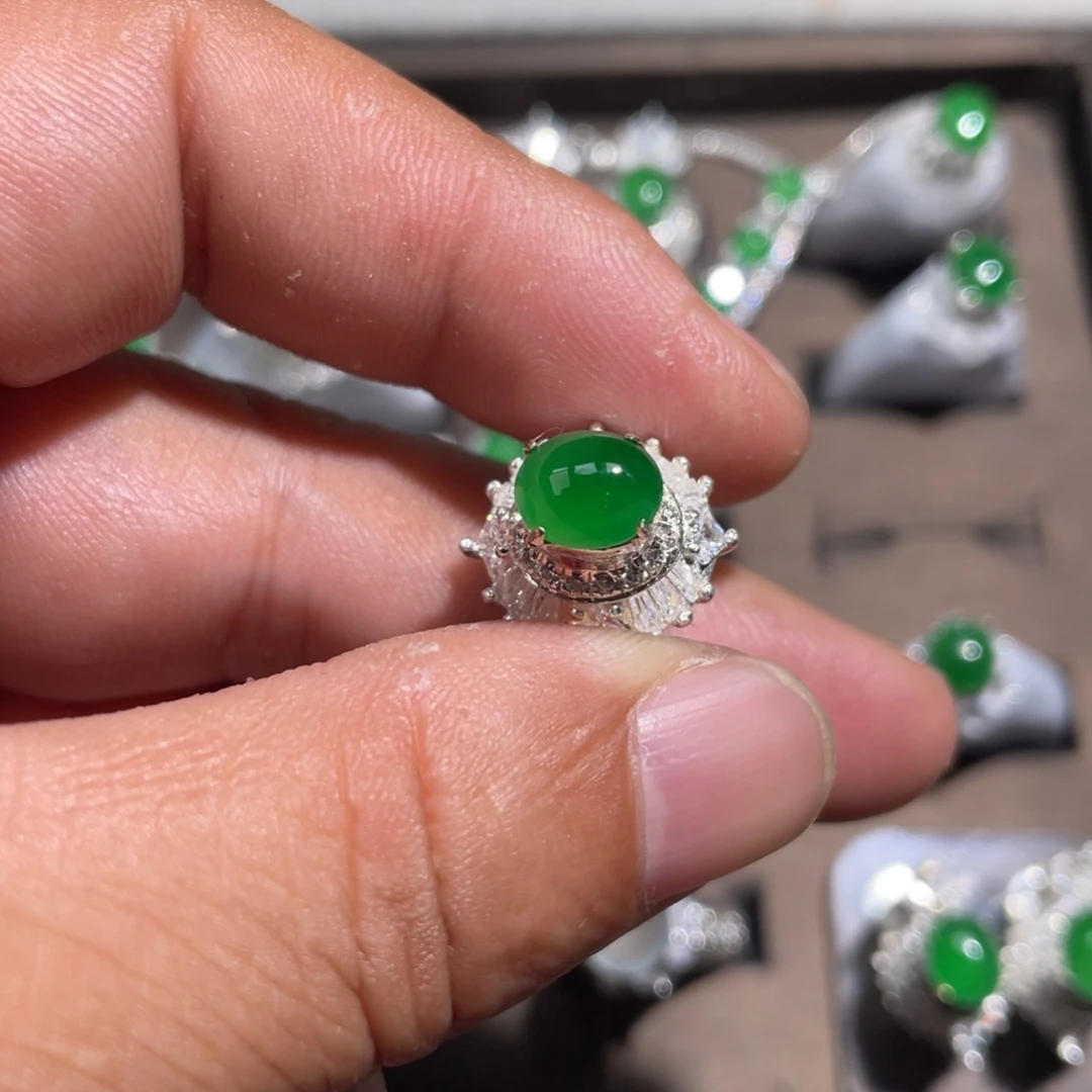 翡翠裸石木那绿蛋面铜托