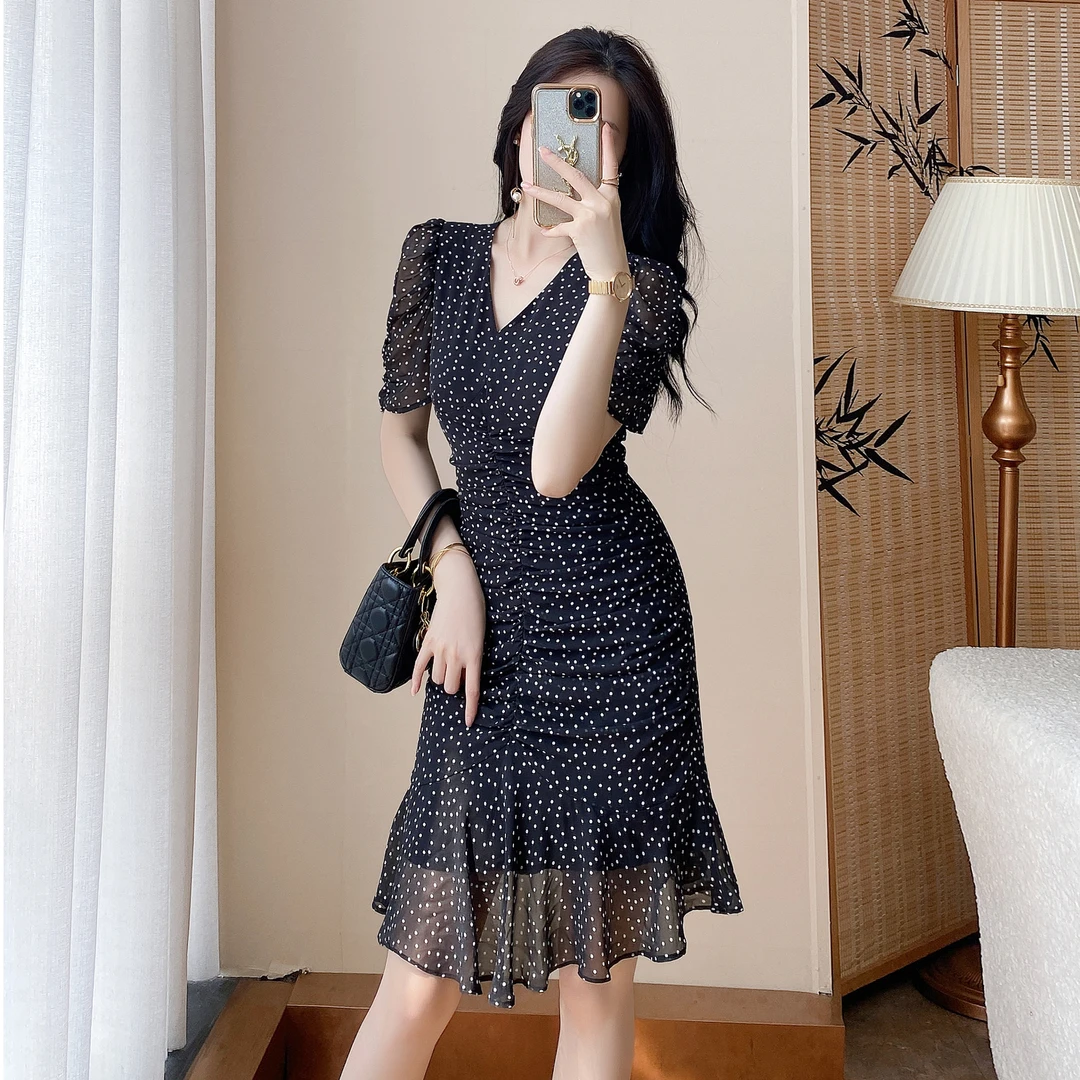 薄款雪纺连衣裙女短款高级感雪纺小黑裙气质显瘦波点收腰鱼尾裙夏