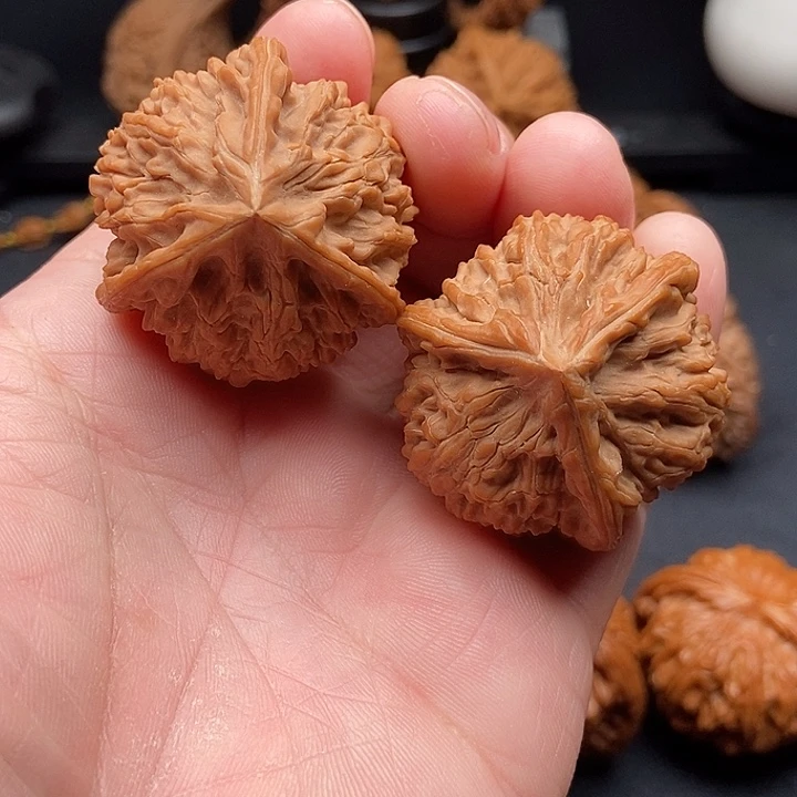 文玩核桃把件玉龙粗筋奔