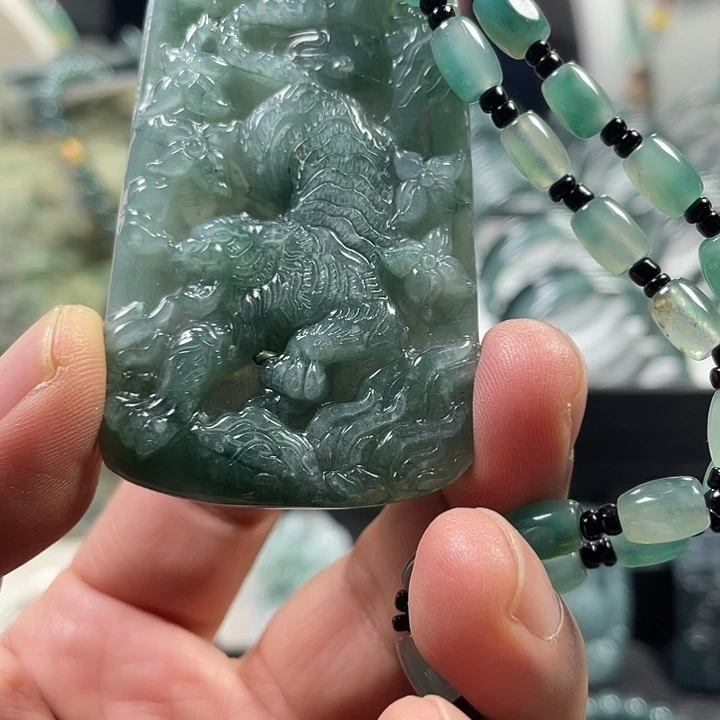 翡翠未镶嵌吊坠(赠链)虎牌吊坠