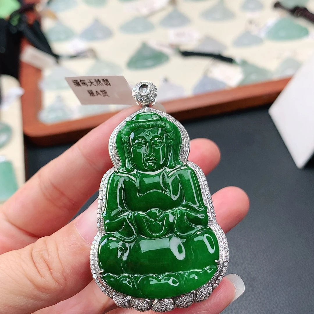 翡翠18K金镶嵌颈饰观音