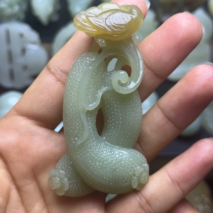 刘***四和田玉未镶嵌颈饰