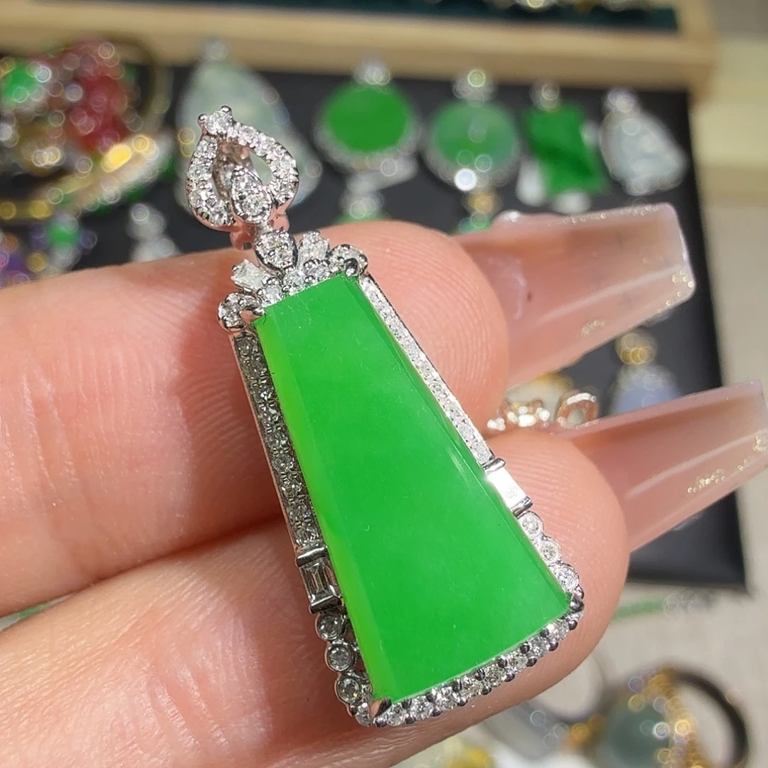 翡翠18K金镶嵌颈饰