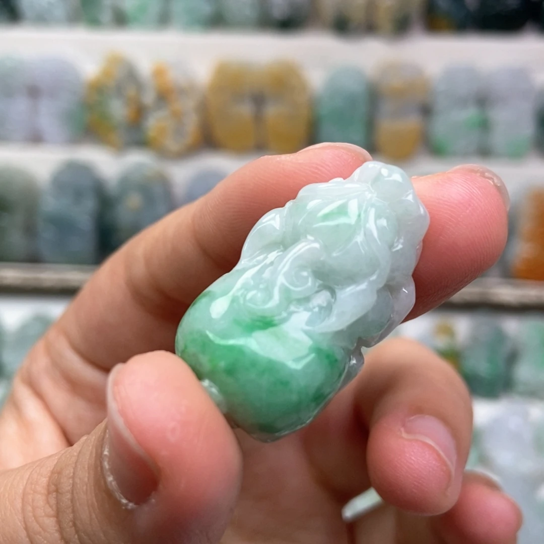 翡翠未镶嵌吊坠(赠链)