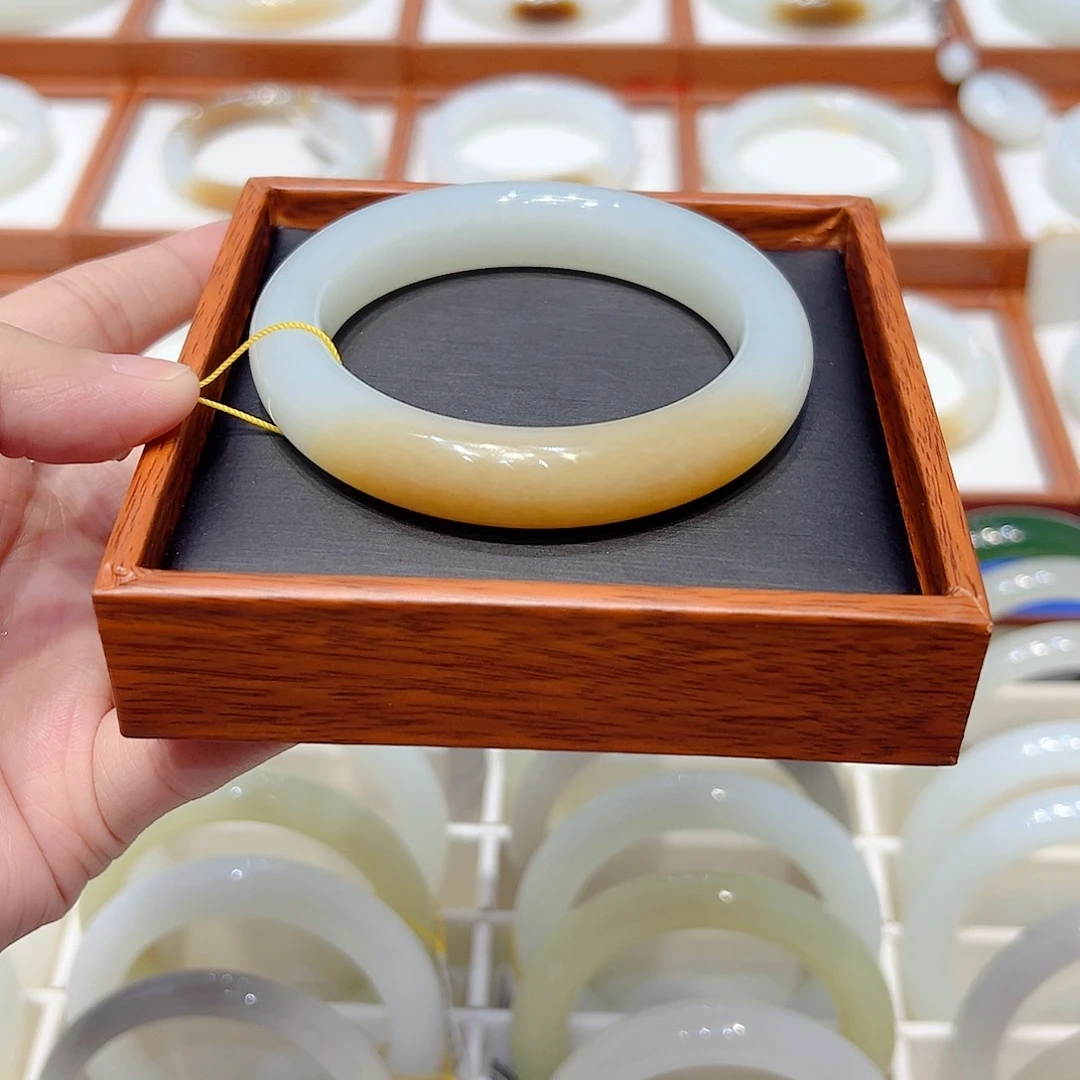 和田玉手镯未镶嵌糖白手镯5556