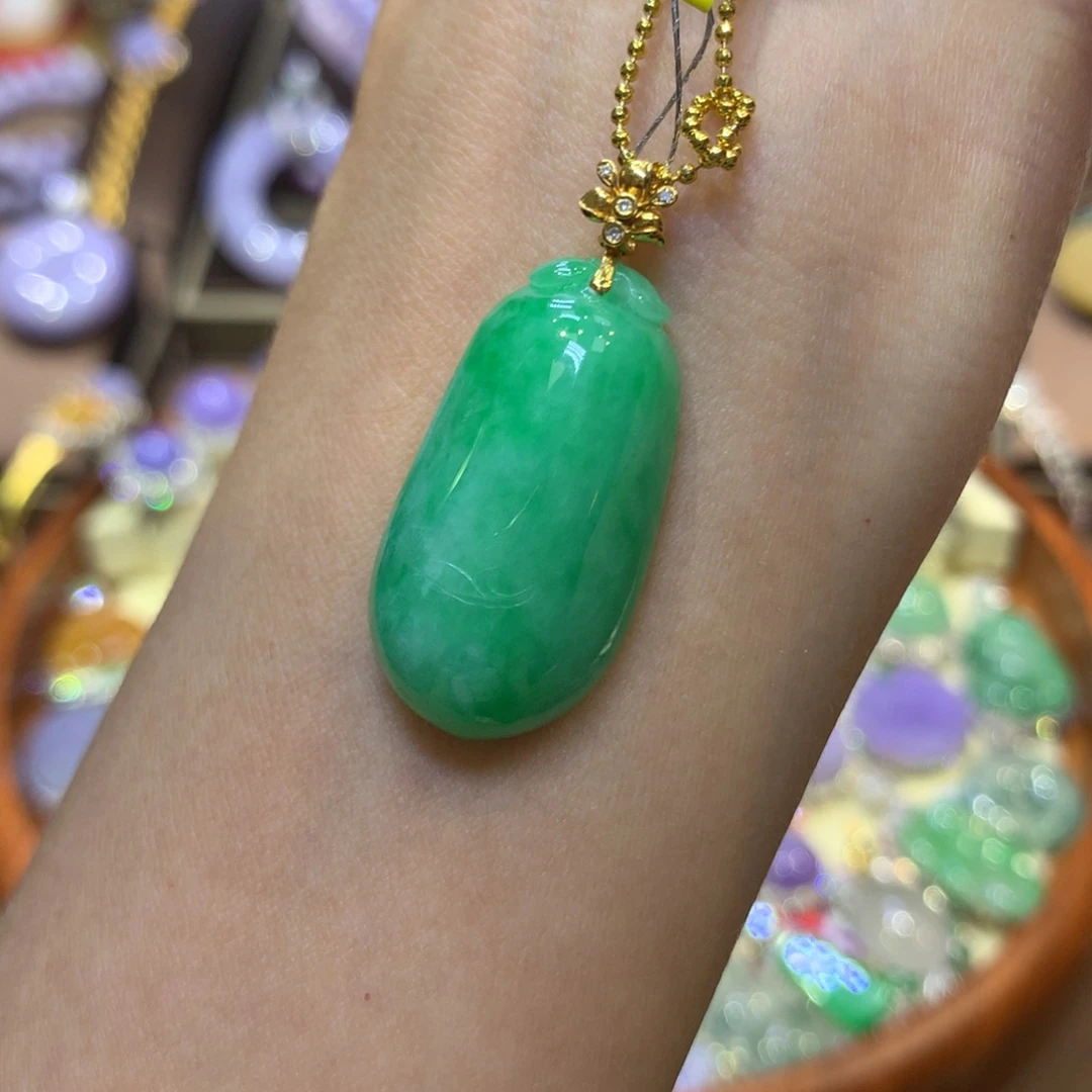 小****颈饰18K金镶嵌翡翠