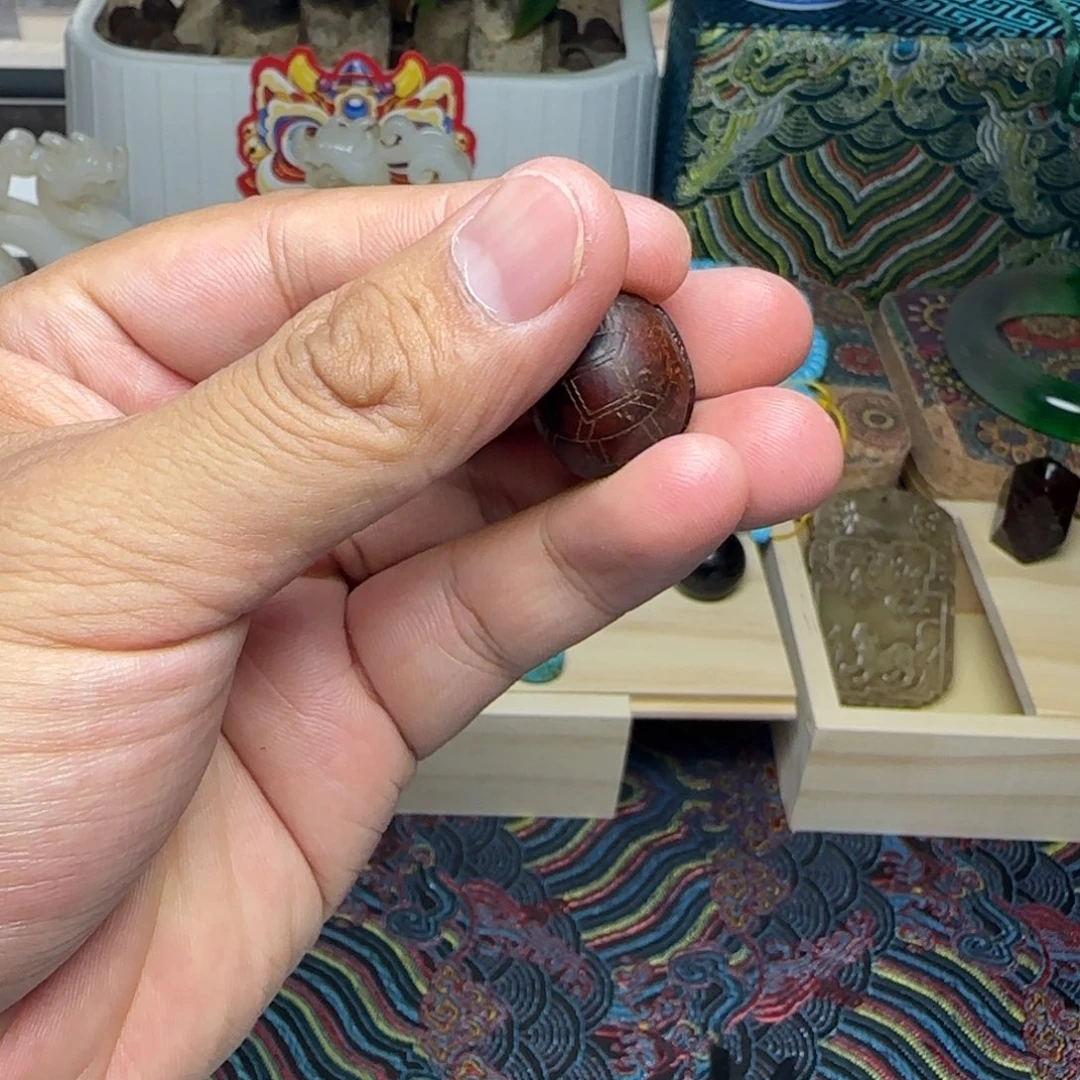 装饰品黑红色龟背型珠
