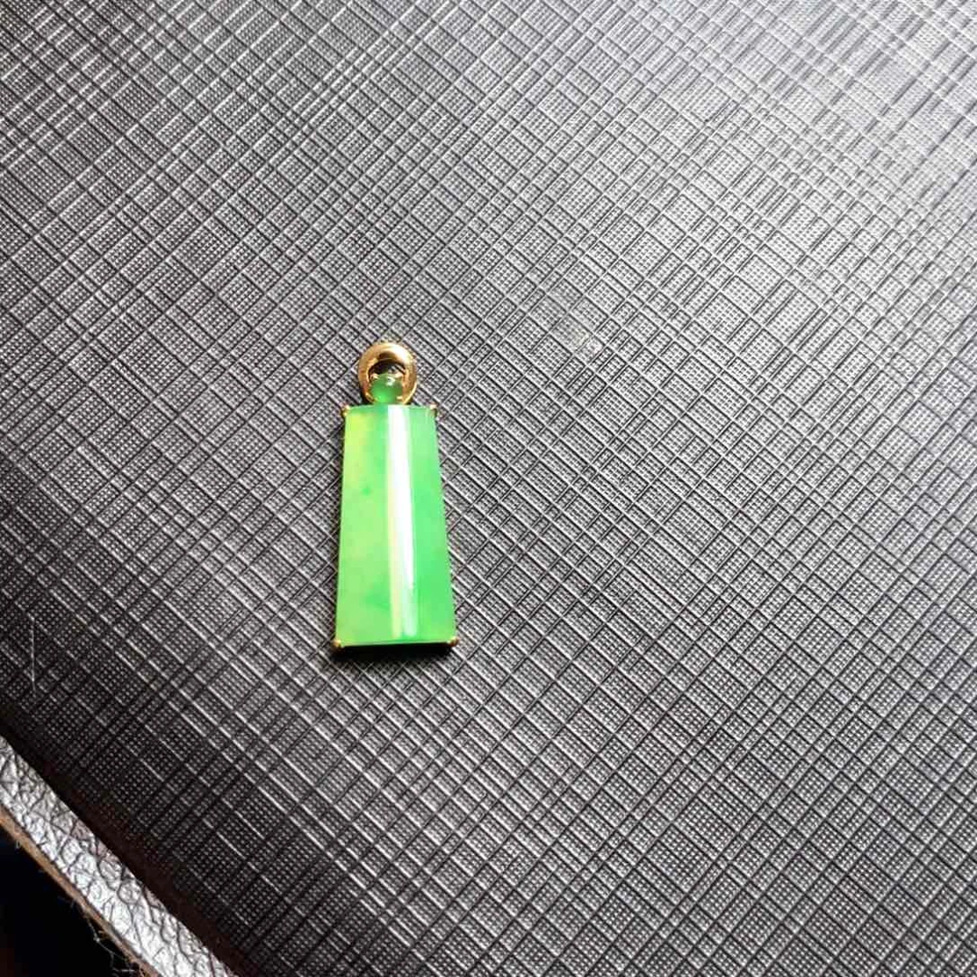 颈饰18K金镶嵌翡翠C****t翡翠