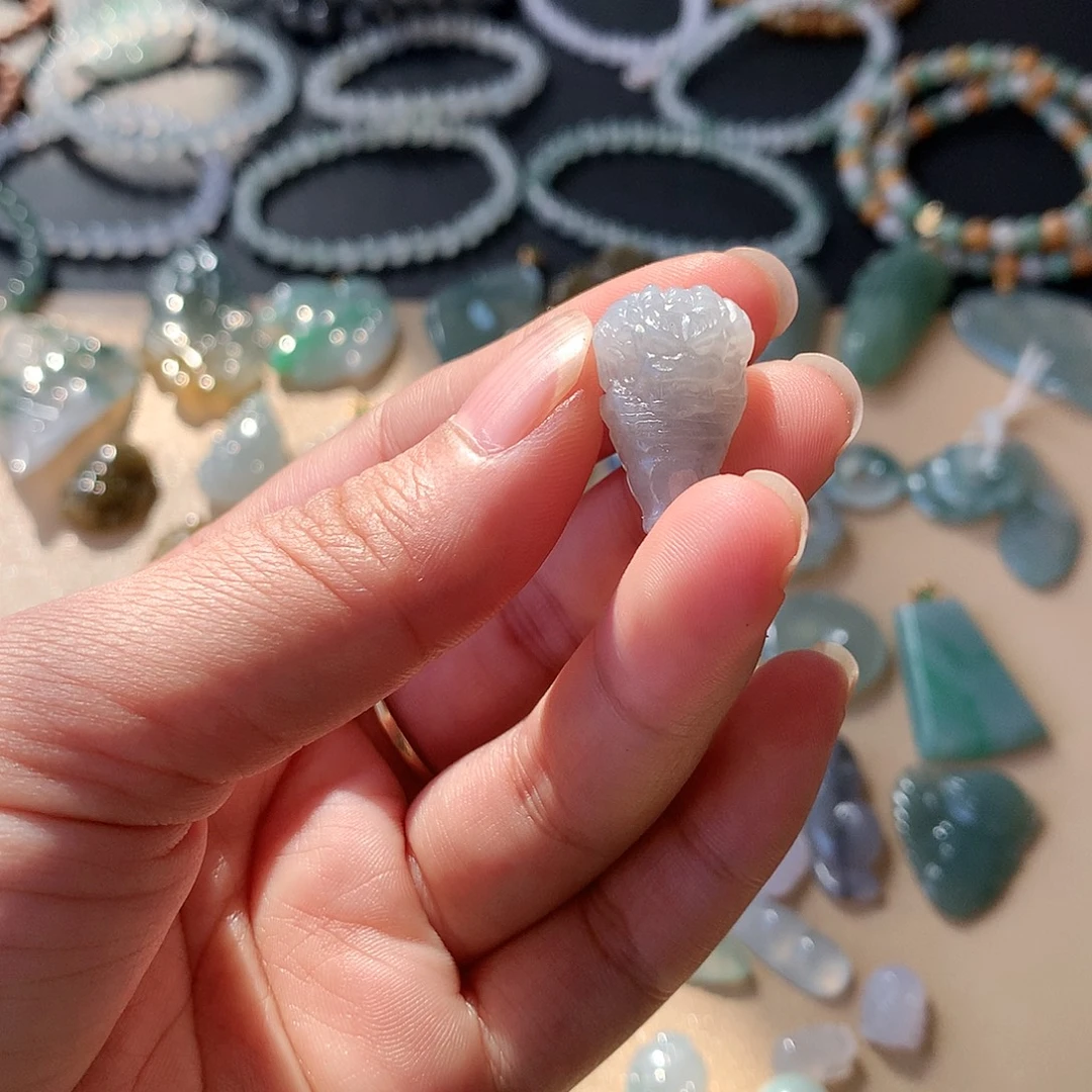 翡翠未镶嵌颈饰三通