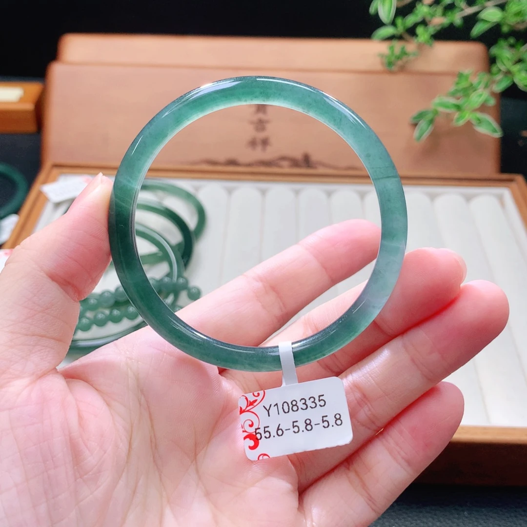 翡翠未镶嵌手镯（圆镯）