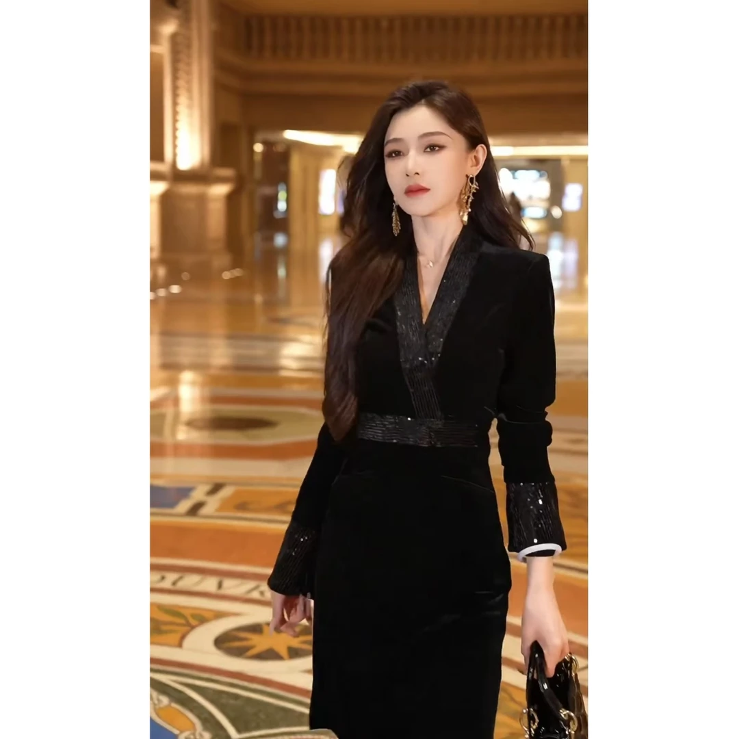 黑色赫本风时尚连衣裙女2024新款法式高端V领长袖修身显瘦连衣裙