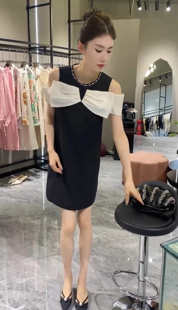 高级法式洋气高端2025气质夏季新款显瘦蝴蝶结露肩连衣裙后背拉链
